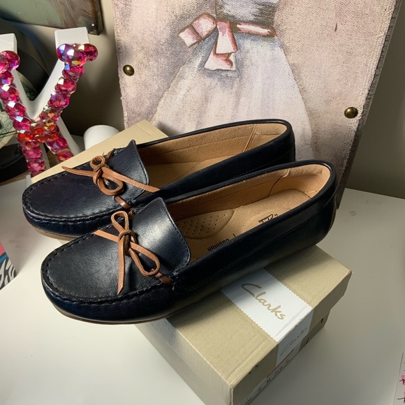 Clarks Navy Blue Leather Driving Magazine Mocs with Brown Bow NIB - Picture 1 of 6